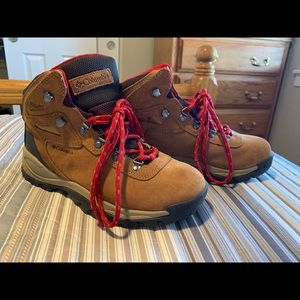 Columbia Women’s Newton Ridge Plus Hiking Boots